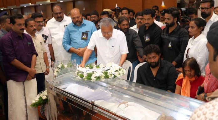 Morning Capsule < ചിന്താവിഷ്ടരാക്കി, ‘കൊണ്ടുപോകുന്നു’ ? ‘ശ്രീനി’ യാത്രയായി… | ‘ചെമ്പ് തെളിയുന്നു’ ?, സ്വര്ണ്ണംകട്ടതില് കൂടുതല് അറസ്റ്റ് | പീഡനക്കേസില് പി.ടി.കുഞ്ഞുമുഹമ്മദിനു മുന്കൂര് ജാമ്യം | വിറകുശേഖരിക്കാന് പോയ മാരനെ കടുവ കൊന്നു | വീല്ചെയറില് ബഹിരാകാശത്തെത്തിയ ആദ്യ വ്യക്തിയായി മിക്കേല | സിറിയയില് ഐസിസ് ഭീകരകേന്ദ്രങ്ങള് യുഎസ് ആക്രമിച്ചു