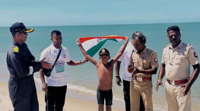 പാക് കടലിടുക്ക് നീന്തിക്കടന്ന്, ചരിത്രനേട്ടവുമായി ഏഴുവയസുകാരൻ