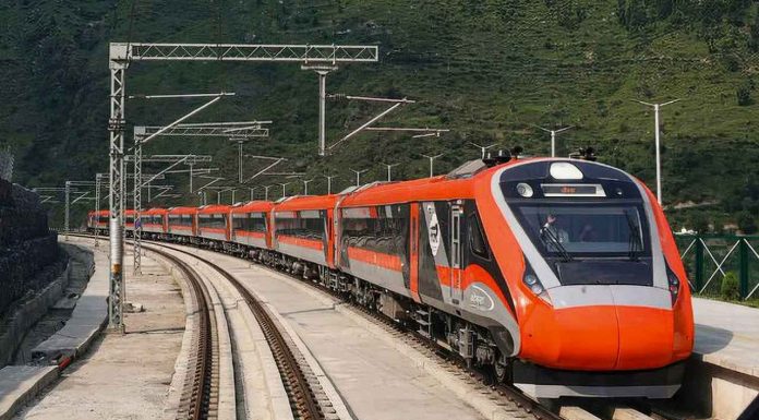 റെയ്ബറേലിയില് നിന്ന് ആദ്യത്തേത് ട്രാക്കിലേക്ക്, വന്ദേഭാരത് എണ്ണം നൂറു തൊട്ടു