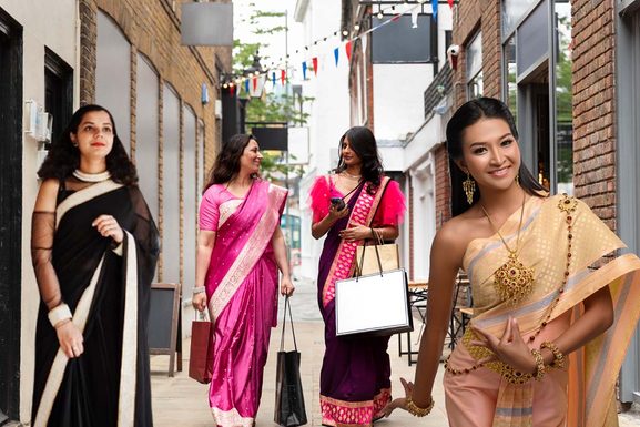 പഴമയിൽ നിന്ന് പുതുമയിലേക്ക്… ജെൻസി സാരിയെ ട്രെൻഡിയാക്കി